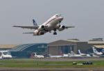 STYRT. Det havarerede Sukhoj-fly fotograferet under take-off i Jakartas lufthavn. Flymodellen er den russiske flyindustris store håb. 