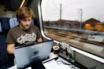 Online. Hidtil har det været en tvivlsom og dyr fornøjelse at koble sig på nettet i regionaltogene, men DSB og TDC lover nu forbedringer. 
