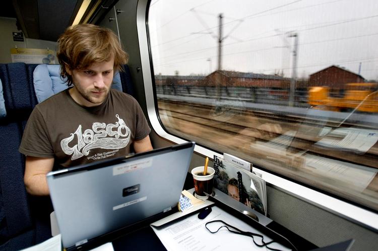 Online. Hidtil har det været en tvivlsom og dyr fornøjelse at koble sig på nettet i regionaltogene, men DSB og TDC lover nu forbedringer. 
