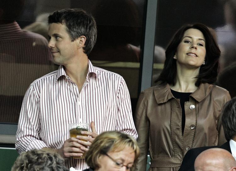 Opbakning. Den sportsglade kronprins Frederik - her sammen med hustruen Mary i Parken - regner med at tage til Ukraine for at støtte landsholdet. 