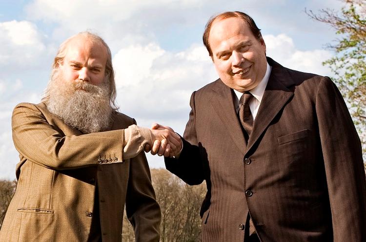 Dobbeltportræt. Pilou Asbæk og Nicolas Bro er sminket til uigenkendelighed for at spille Simon Spies og Mogens Glistrup i en ny film. 