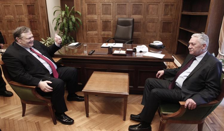 Forhandlinger. Disse to mænd sidder med sidste chance for at danne en regering i Grækenland mellem hænderne. Forhandlingersleder og formand for det socialdemokratiske Pasok Evangelos Venizelos til venstre, og Fotis Kouvelis, leder af tungen på vægtskålen Demokratisk Venstre - dog til højre i billedet. 