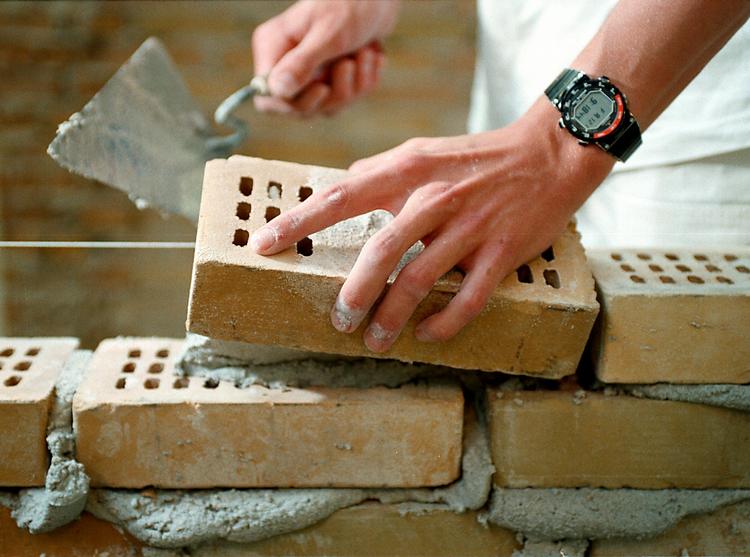 DYRT. Selv om prisen på grunde og byggematerialer er faldet, er det stadig betydeligt dyrere at bygge end at købe et gammelt hus. 