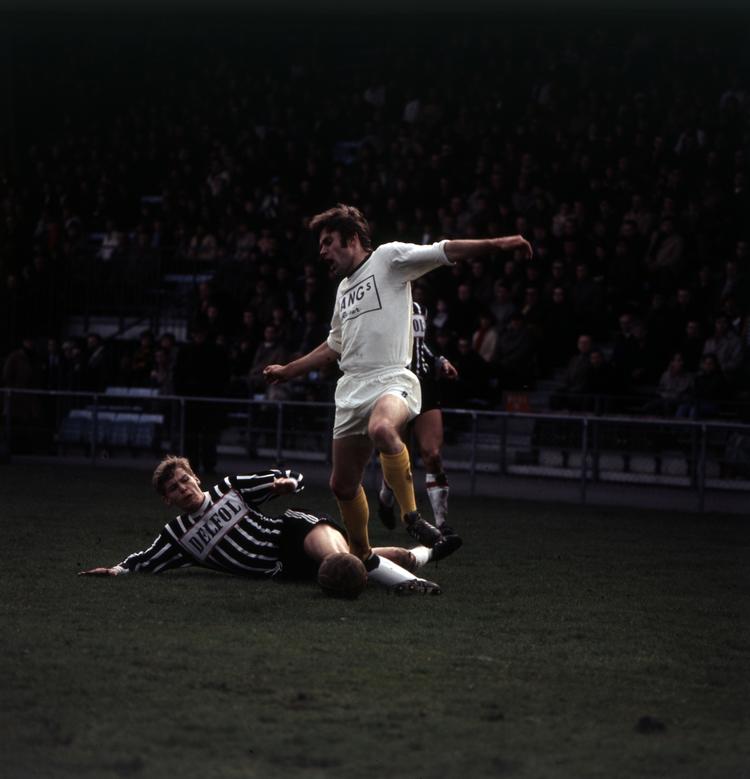 LAUDRUP. Efter to sæsoner i Wiener Sport-Club vendte Finn Laudrup hjem og spillede for Brønshøj, der her møder B 1903 i 1971. 