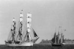 Søfart. Fulton er en klassiker inden for dansk skibsfart. Her ses det sammen med skoleskibet Danmark i Københavns Havn i 1970. Det er Fulton til højre. 