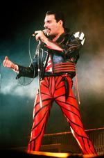 Queen. Freddie Mercury under en koncert i Sidney i 1985. Se billedet i større udgave nederst. 