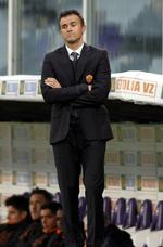 nedtur. AS Romas træner, Luis Enrique, ser ikke ud til, at han synes, det er hylende morsomt at lede et Roma-hold, der gik op limningen med tre udvisninger i går mod Fiorentina. 