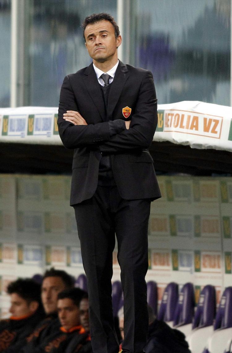 nedtur. AS Romas træner, Luis Enrique, ser ikke ud til, at han synes, det er hylende morsomt at lede et Roma-hold, der gik op limningen med tre udvisninger i går mod Fiorentina. 