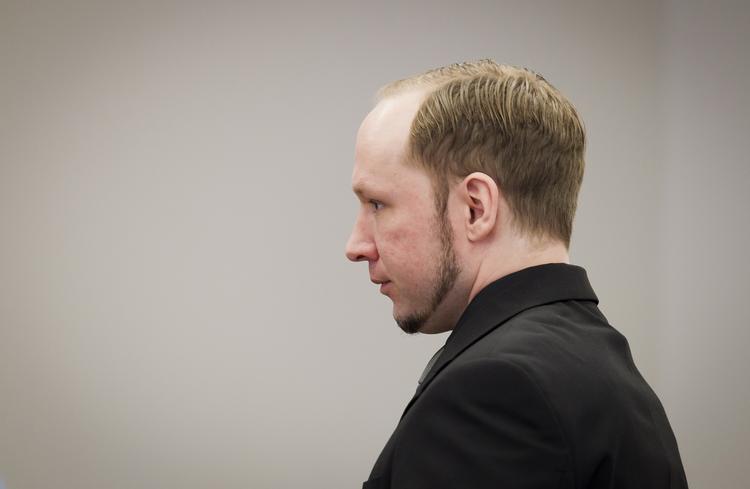 Forklaring. Anders Behring Brevik siger, i retten i Oslo, at han aldrig skød mod hoveder og skuldre i første omgang, da han begik sin massakre på Utøya sidste sommer. 