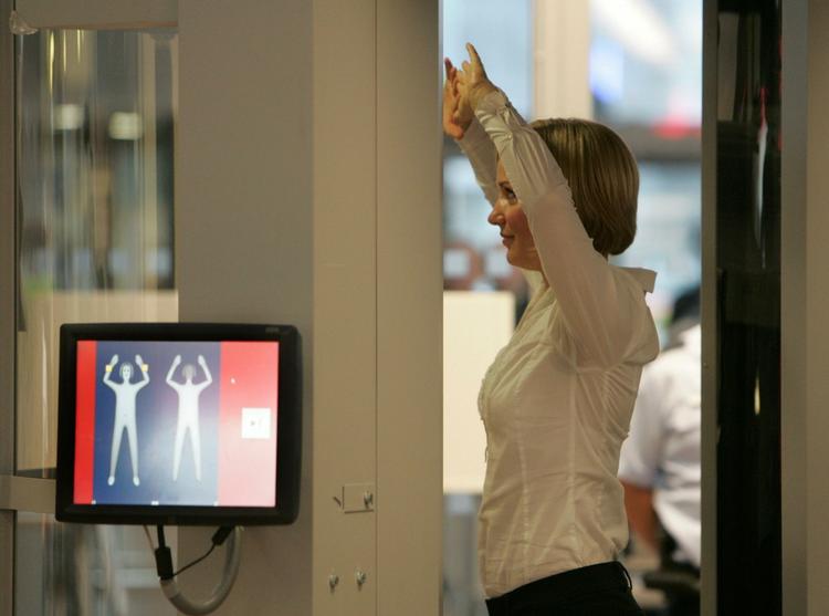Snart. Kropsskannere kan blive virkelighed i danske lufthavne i nær fremtid. Her tester en politiassistent en af de nye skannere i Hamburgs lufthavn. 