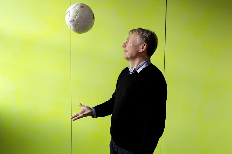 fodbold. Kulturminister Uffe Elbæk (R) mener ikke, der er fælles fodslag i EU omkring en boykot af EM. 