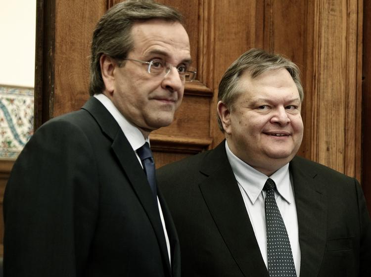 sammenbrud. Partileder Antonis Samaras fra nyt demokrati (tv) og Pasoks leder Evangelos Venizelos mens forhandlingerne om en ny koalitionsregering stadig var i gang. 