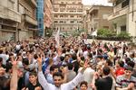 kampråb. Indbyggerne i den syriske by Homs har ikke mistet modet til at gå på gaden i protest mod præsident Bashar al-Assads styre trods de gentagne angreb mod byen. I den nordlige by Aleppo har en større eksplosion rystet indbyggerne her til aften. 