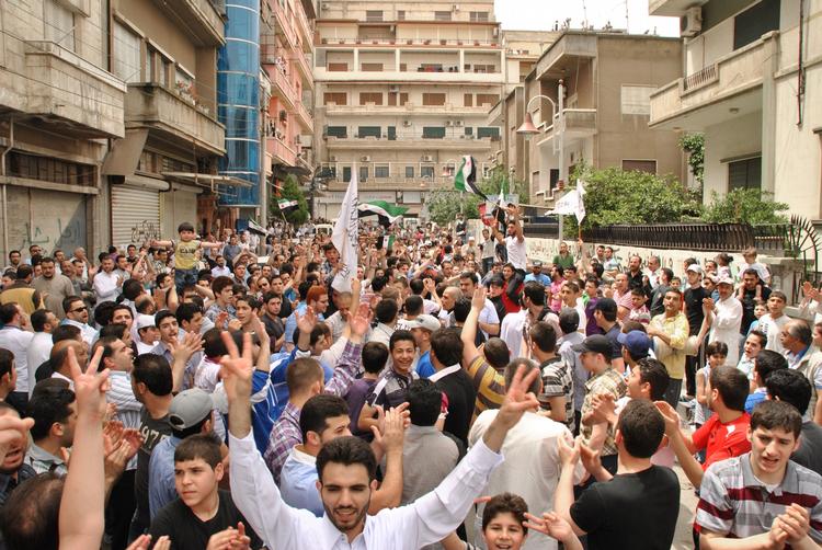 kampråb. Indbyggerne i den syriske by Homs har ikke mistet modet til at gå på gaden i protest mod præsident Bashar al-Assads styre trods de gentagne angreb mod byen. I den nordlige by Aleppo har en større eksplosion rystet indbyggerne her til aften. 
