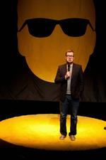Sjovt. 'Komiker' er Lasse Rimmers andet oneman-show. Hans første oneman-show havde titlen 'Nævenyttig'. 