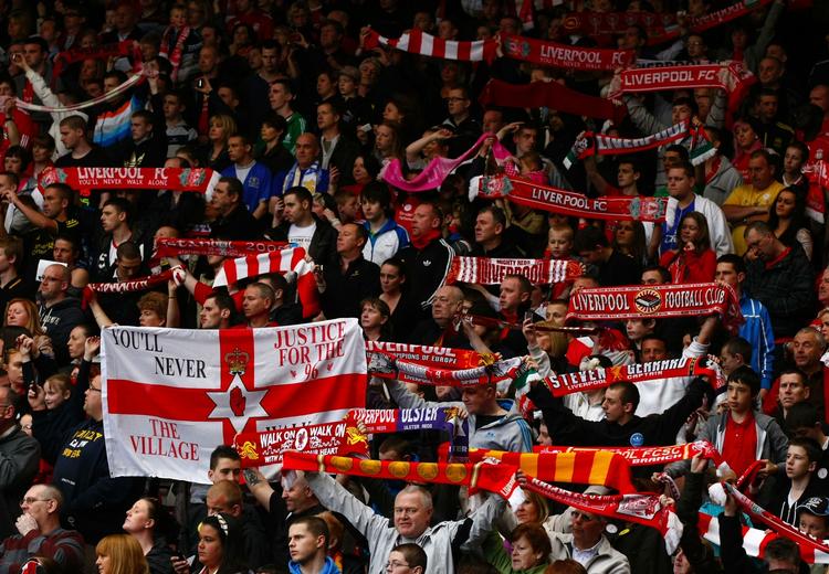 mindestund. 96 tilskuere omkom ved en tribuneulykke, da Liverpool og Nottingham Forrest mødtes i FA-cuppens semifinale i 1989 på det neutrale Hillsborough Stadion. Ulykken mindes hvert år. Billedet er fra sidste år, hvor Liverpoolfans markerede 22-årsdagen for ulykken. 