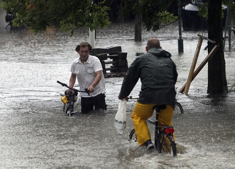oversvømmet. Store dele af København stod under vand i forbindelse med skybruddet 2. juli sidste år. Regnen forårsagede store trafikale problemer, og rigtig mange kældre blev oversvømmet med store skader til følge. 
