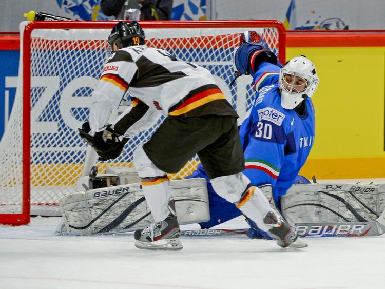 Pointjagt. Tyskerne øjner point i eftermiddagens kamp mod Danmark ved VM i ishockey. Evan Kaufmann (i hvidt) og de øvrige tyskere har foreløbig kun slået Italien. 