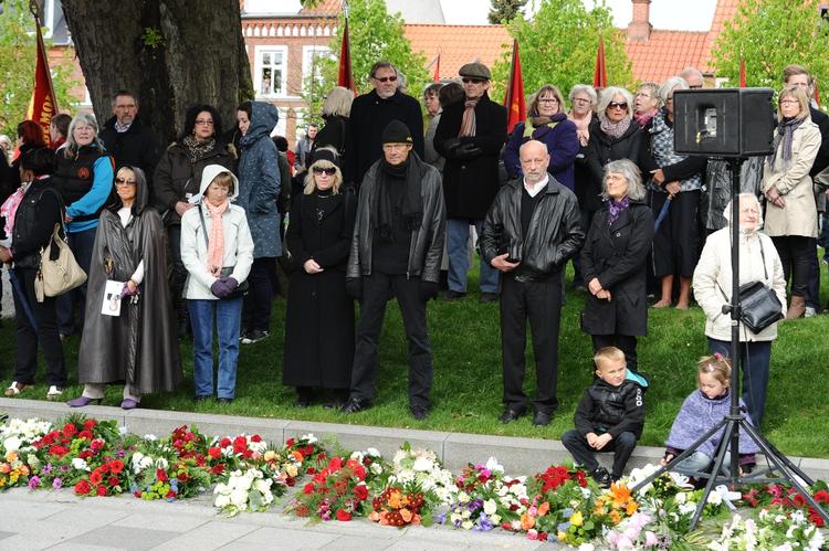 afsked. Der var sat højttalere op uden for Klosterkirken i Horsens, så folk kunne følge med i bisættelsen af byens afdøde borgmester. 