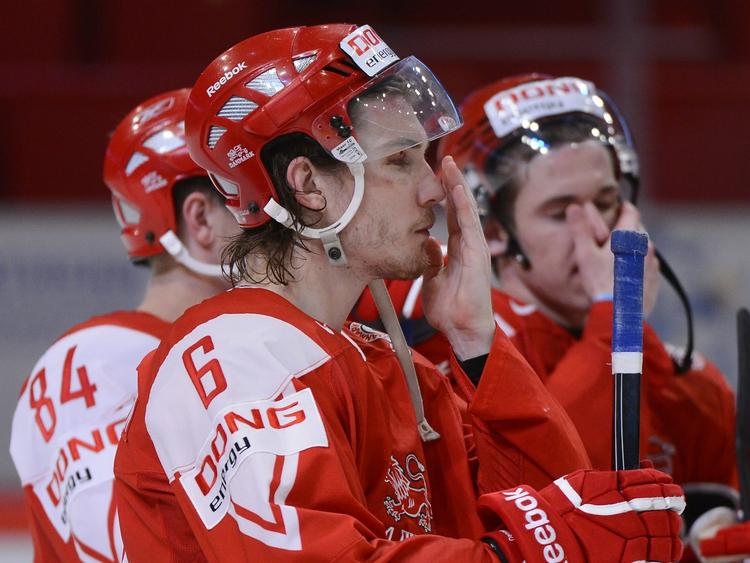 Skuffelse. Det danske ishockeylandshold har været en skuffelse hidtil ved VM i Stockholm. En truende nedrykning vil koste Danmarks Ishockey Unions drøm om at hente VM til Danmark i 2017. 