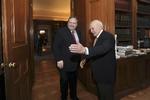 MØDER. Karolos Papoulias, der har været præsident siden 2005, bød i dag velkommen til partileder Evangelos Venizelos. 