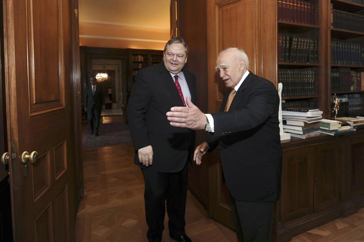 MØDER. Karolos Papoulias, der har været præsident siden 2005, bød i dag velkommen til partileder Evangelos Venizelos. 