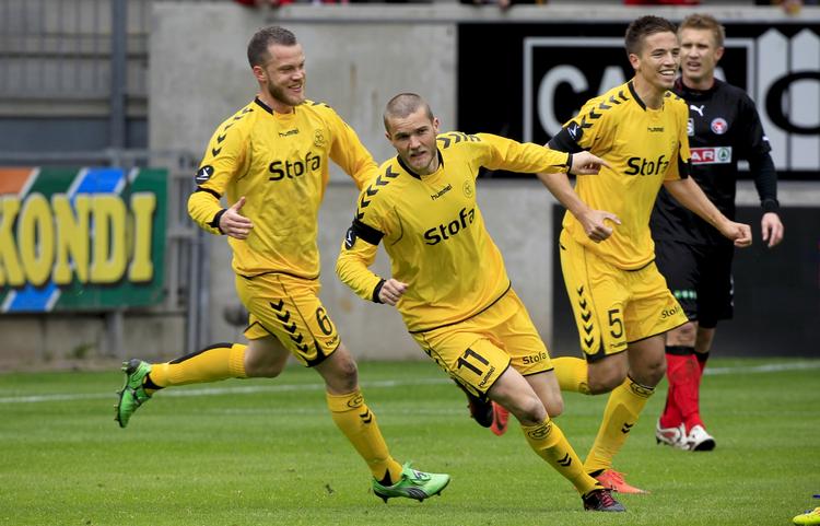 1-1. Fem minutter efter sin indskiftning scorede Niels Lodberg (i midten) til 1-1. 