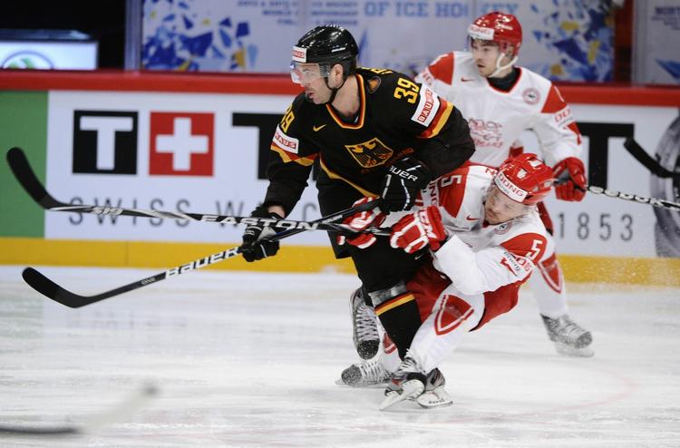 NEDLAGT. Lige som Daniel Nielsen i denne situation blev danskerne lagt ned af Tyskland. 