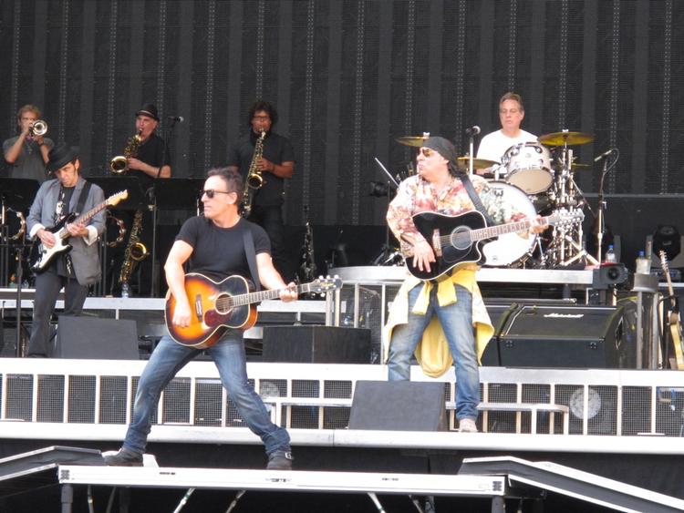 Cool. Bruce Springsteen måtte have sorte solbriller på under lørdagens lydprøve for at overskue det tomme stadion i Sevillas stærke solskin. 