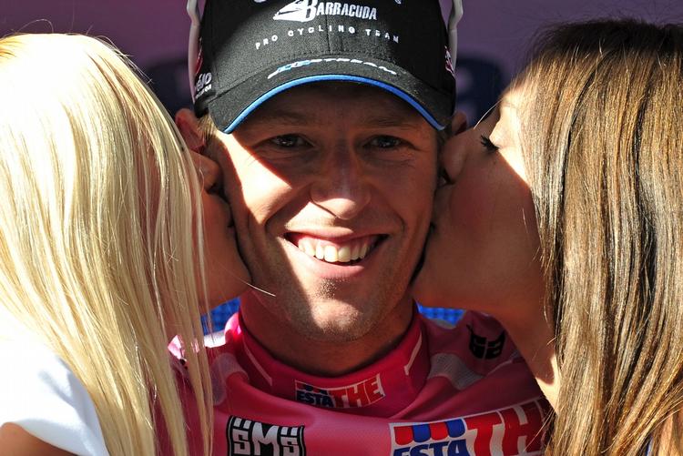 Mums. Canadieren Ryder Hesjedal får lidt kærlighed efter sit slid. 