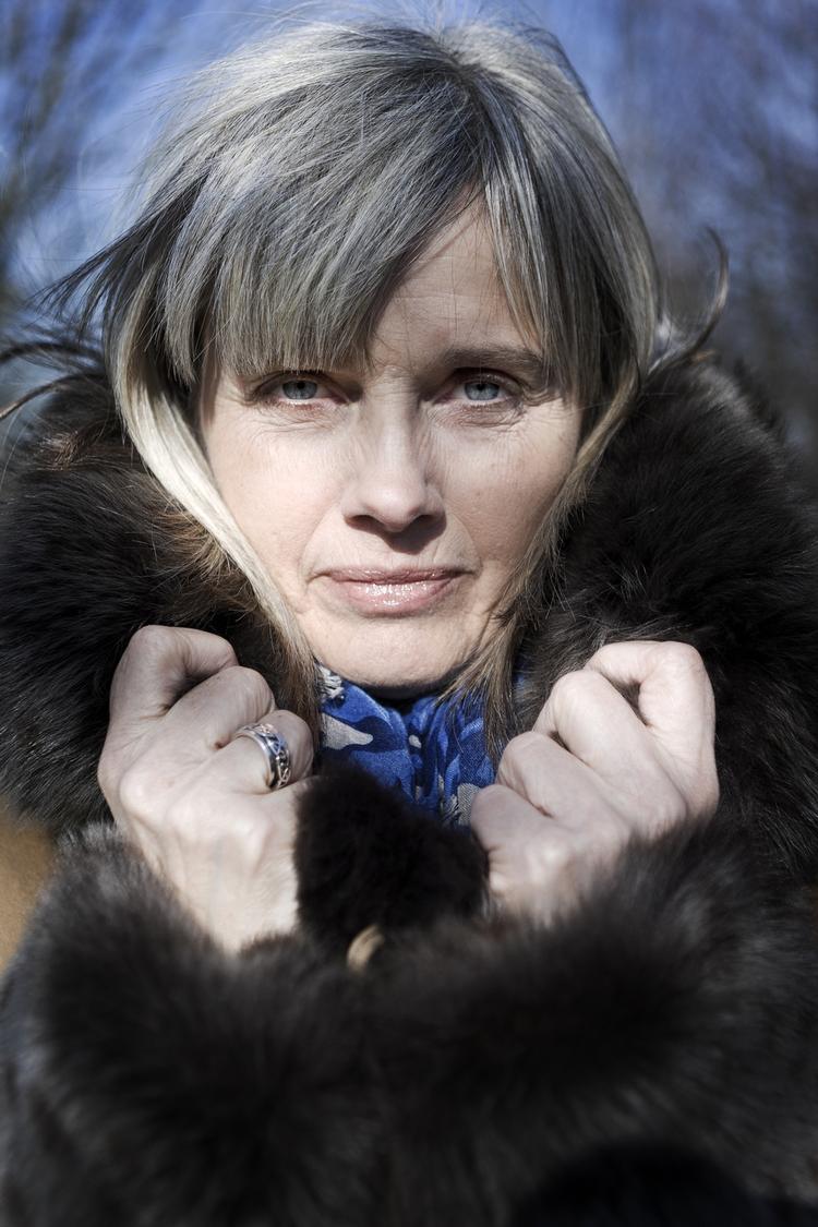 nonnemord. Liget af en ung nonne, som fiskes op af en klostervoldgrav, er en af ingredienserne i Elsebeths Egholms uhyggelige nye krimi. 