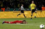 Nedtur. Holger Badstuber (liggende) og kollegaerne i Bayern-forsvaret leverede en katastrofal præstation i pokalfinalen. 