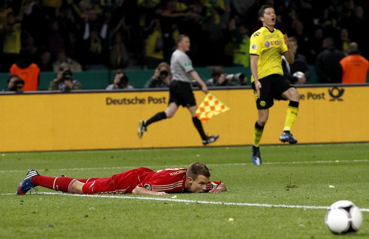 Nedtur. Holger Badstuber (liggende) og kollegaerne i Bayern-forsvaret leverede en katastrofal præstation i pokalfinalen. 