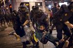 Protest. En spansk demonstrant bliver slæbt væk af politiet under nattens demonstration i Madrid. 