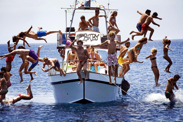 Overfyldt. Indtægter fra badegæster er vigtige for fattige italienske fiskere. Og de overfyldte turistbåde er en effektiv kontrast til bådflygtninges skæbne, som også er en del af fiskernes liv.