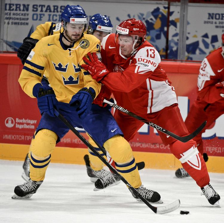 Nedrykning. Den danske anfører Morten Green (nr. 13) erkender, at en degradering er truende. Men det har den været før, hvor Danmark har klaret frisag, pointerer anføreren. 