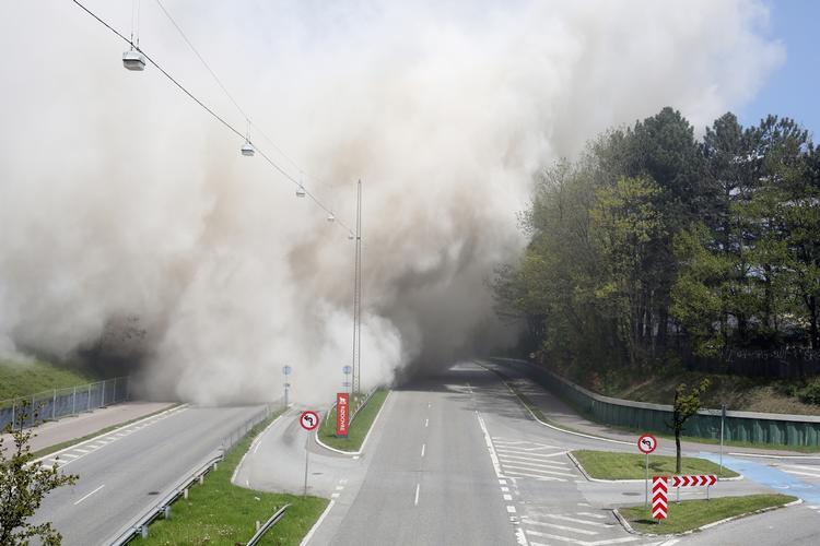Betonsky. 70 kg sprængstof jævnede på sekunder to af Danmarks første højhuse på i alt 28 etager med jorden. 
