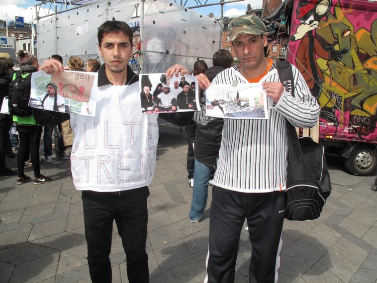 Protest. Asylansøger Hassan Said og talsperson fra organisationen Trampolinhuset, Bashir Hesooni holder billeder af sultestrejkende syrere, som bor på asylcenteret Sigerslev. 