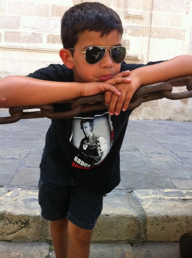 Fan. De mest cool fan af Bruce i Sevilla, den 9-årige Juan fra Gran Canaria: »Min yndlingsplade med ham er ’Magic’«, siger den unge rocker. 