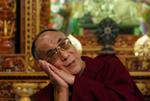 Leder. Dalai Lama er tibetanernes religiøse og politiske overhoved. Dalai Lama hedder faktisk Tenzin Gyatso. Han er født i 1935. 