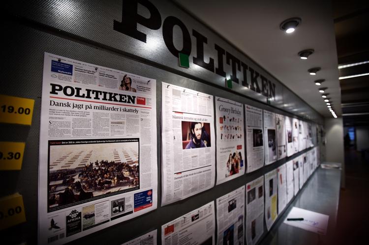 Prisvant. Politiken har vundet mange priser og er for tiden 'Wolds Best designed newspaper'. Her er avisvæggen, hvor siderne til næste dags avis hænges op, i takt med, at de bliver færdige. 