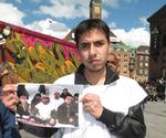 Protest. Den syriske asylansøger Hassan Said var mødt op til demonstration på Rådhuspladsen for at sætte fokus på hans og 40 andre syriske asylansøgeres livsvilkår. I hænderne viser han et billede af de sultestrejkende på asylcenteret Sigerslev. 