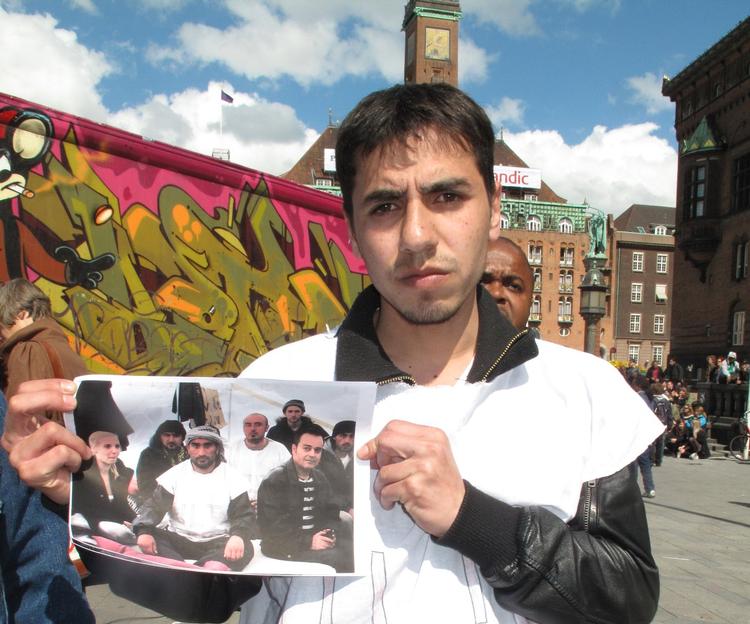 Protest. Den syriske asylansøger Hassan Said var mødt op til demonstration på Rådhuspladsen for at sætte fokus på hans og 40 andre syriske asylansøgeres livsvilkår. I hænderne viser han et billede af de sultestrejkende på asylcenteret Sigerslev. 