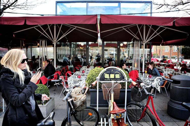 Beliggenhed. Caféen egner sig med sin pittoresk transparente glasfacade forbilledligt til datingscener i danske film og tv-serier. Menuen er til gengæld ikke synderligt imponerende. 