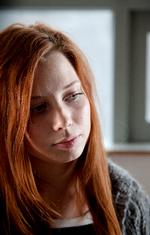 På vej. Isabella skal efter mange års samvær med sin syge mor til at løsrive sig og flytte hjemmefra. En blandt flere udfordringer, filmen fokuserer nøgternt på. 