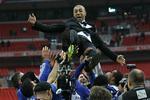 Hyldet. Chelsea vandt FA Cuppen for ni dage siden, hvor italieneren fik en tur i kongestol af klubbens spillere, som lørdag møder Bayern München i Champions League-finalen. 