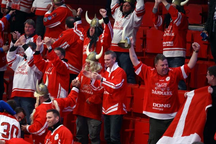 Opbakning. Der er stadig grund til at håbe for de medrejsende danske ishockeyfans ved VM i Stockohlm. 