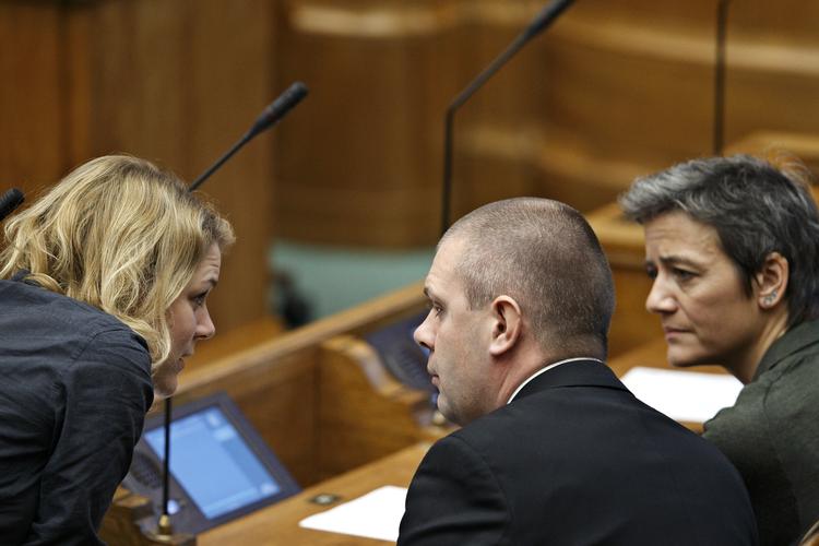 Økonomi. Johanne-Schmidt Nielsen fra Enhedslisten (til venstre) og Margrethe Vestager kommer til at snakke meget om kommunernes økonomi. Her er de i selskab med finansminister Bjarne Corydon. 