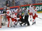 Fight. Der blev gået til stålet, da Danmark og Tyskland lørdag aften mødte hinanden ved VM i ishockey. I dag gælder det Letland. 