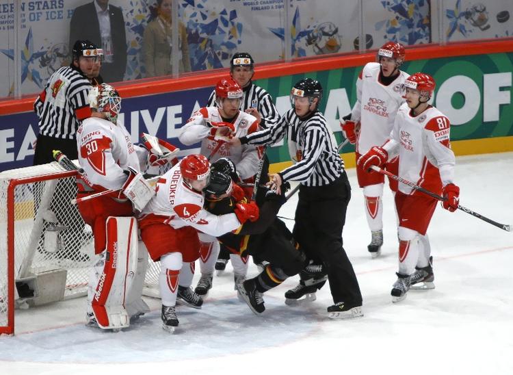 Fight. Der blev gået til stålet, da Danmark og Tyskland lørdag aften mødte hinanden ved VM i ishockey. I dag gælder det Letland. 